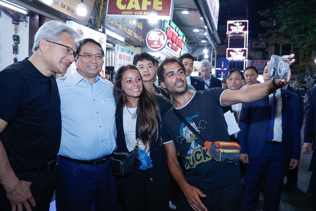 Prime Minister Pham Minh Chinh, NVIDIA CEO Jensen Huang visit Hoan Kiem Lake, enjoy beer in Ha Noi- Ảnh 4.