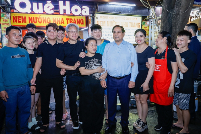 Prime Minister Pham Minh Chinh, NVIDIA CEO Jensen Huang visit Hoan Kiem Lake, enjoy beer in Ha Noi- Ảnh 5.