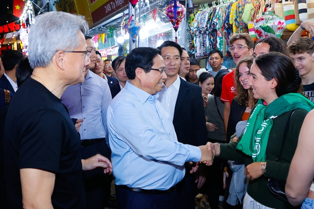 Prime Minister Pham Minh Chinh, NVIDIA CEO Jensen Huang visit Hoan Kiem Lake, enjoy beer in Ha Noi- Ảnh 6.