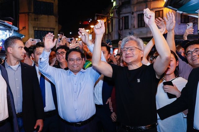 Prime Minister Pham Minh Chinh, NVIDIA CEO Jensen Huang visit Hoan Kiem Lake, enjoy beer in Ha Noi- Ảnh 7.