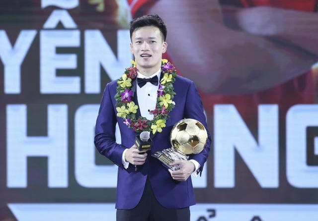 Midfielder Nguyen Hoang Duc wins 2023 Golden Ball- Ảnh 1.