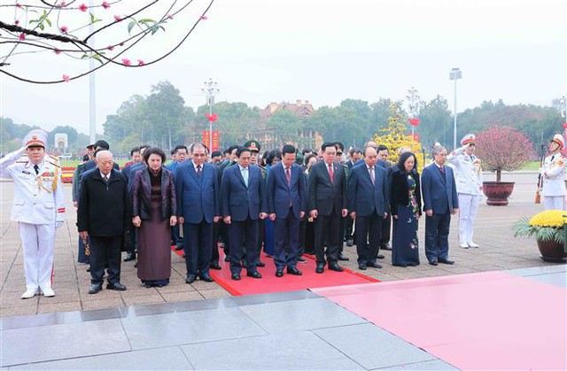 Leaders pay tribute to President Ho Chi Minh on Tet occasion- Ảnh 1.