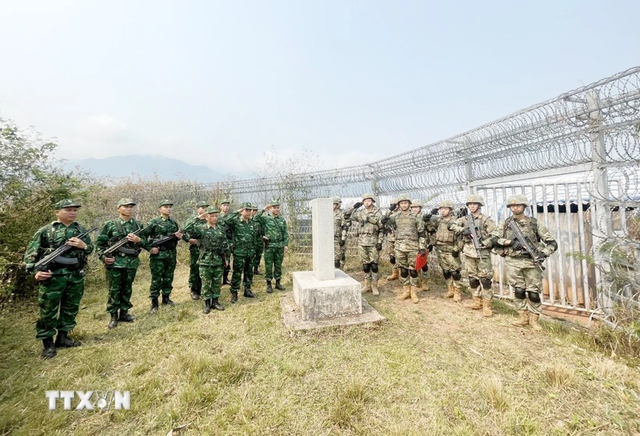 Border guards of Viet Nam, China hold joint patrol- Ảnh 1.