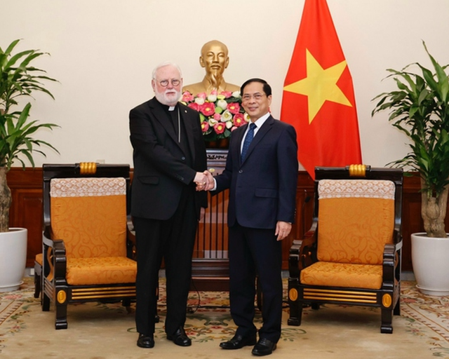 Foreign Minister meets Vatican Secretary of State- Ảnh 1.