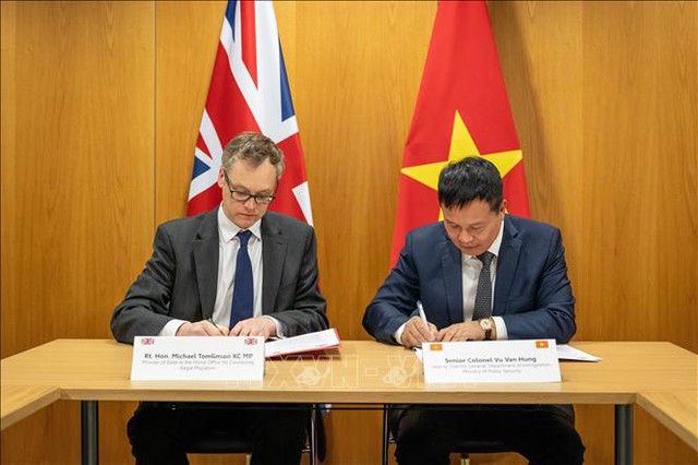 VN, UK ink new agreement on illegal immigration- Ảnh 1.