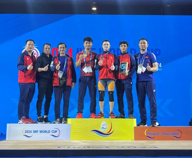 Viet Nam wins gold medal at IWF World Cup- Ảnh 1.