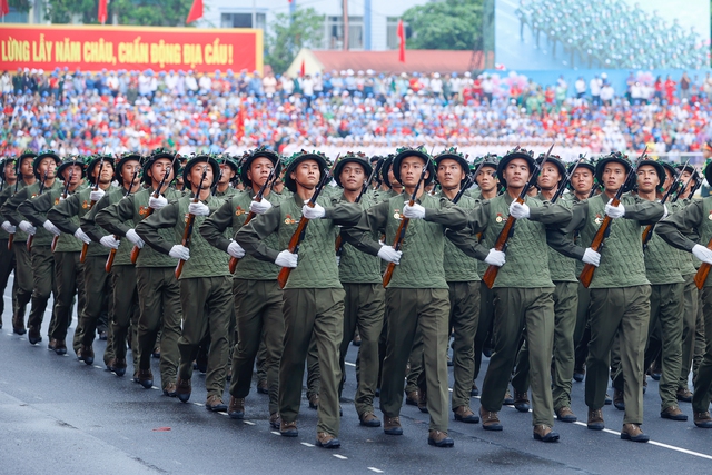Photos: Grand military parade for Dien Bien Phu Victory celebration- Ảnh 11.