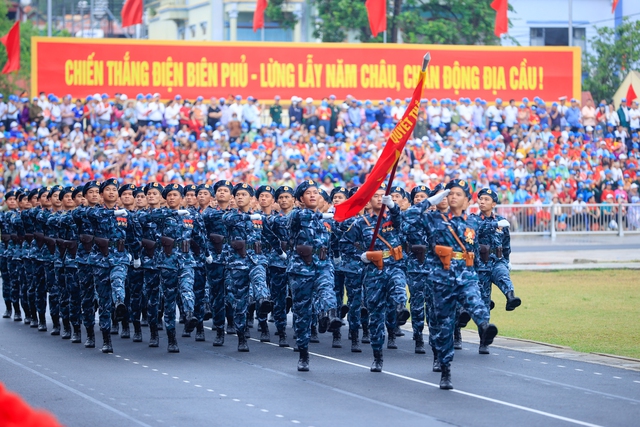 Photos: Grand military parade for Dien Bien Phu Victory celebration- Ảnh 16.