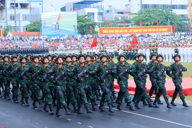 Photos: Grand military parade for Dien Bien Phu Victory celebration- Ảnh 24.
