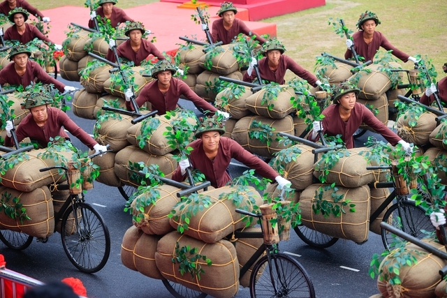 Photos: Grand military parade for Dien Bien Phu Victory celebration- Ảnh 31.