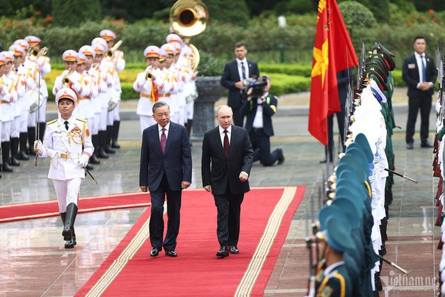 President To Lam hosts official welcome ceremony for Russian President Putin- Ảnh 1.