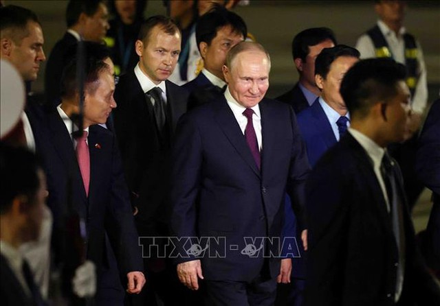 President Putin arrives in Viet Nam- Ảnh 2.