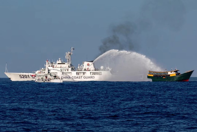 Viet Nam calls on China, Philippines to exercise maximum restraint in East Sea- Ảnh 1.