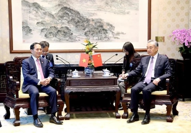 Top Vietnamese, Chinese diplomats meet in Beijing - Ảnh 1.