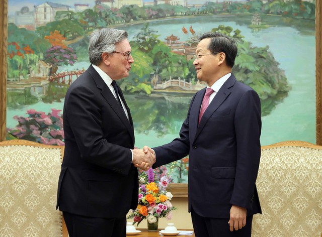 Deputy PM receives Standard Chartered Group’s Chairman- Ảnh 1.