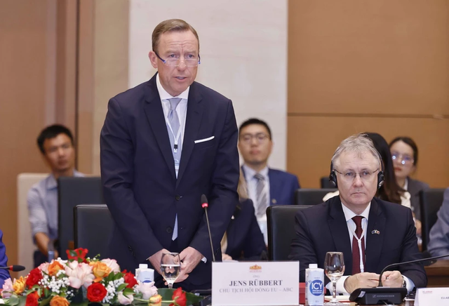 Viet Nam, EU promote economic, trade and investment cooperation- Ảnh 1.