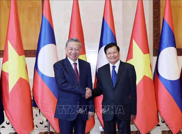 Vietnamese President hold talks with Lao Party chief, President - Ảnh 1.