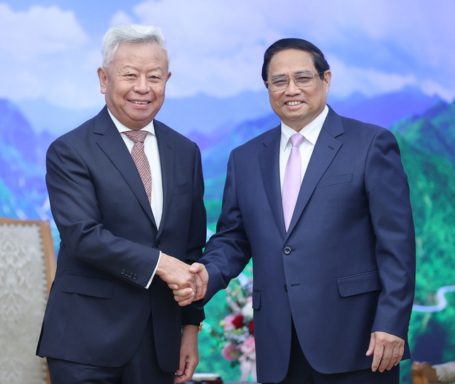 Prime Minister hosts AIIB President - Ảnh 1.