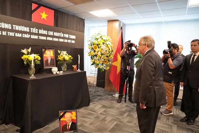 UN Secretary-General, ambassadors pay tribute to Vietnamese Party chief  - Ảnh 1.