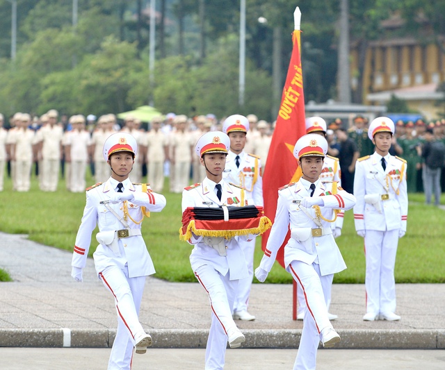 Flag hoisted half-mast in national mourning for Party leader - Ảnh 1.