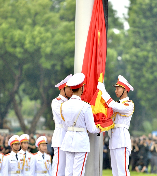 Flag hoisted half-mast in national mourning for Party leader - Ảnh 2.