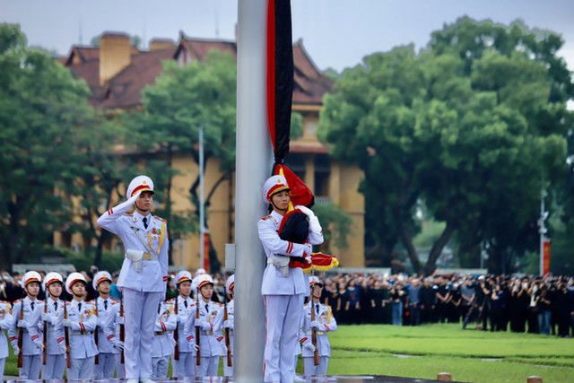 Flag hoisted half-mast in national mourning for Party leader - Ảnh 3.