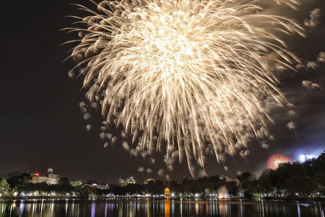 Ha Noi to launch fireworks to commemorate 70th Liberation Day  - Ảnh 1.