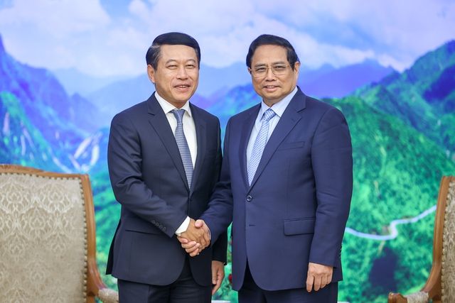Prime Minister receives Deputy Prime Minister and Foreign Minister of Laos - Ảnh 1.