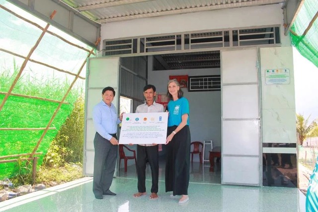 UNDP hands over safe houses to needy residents in Ca Mau - Ảnh 1.