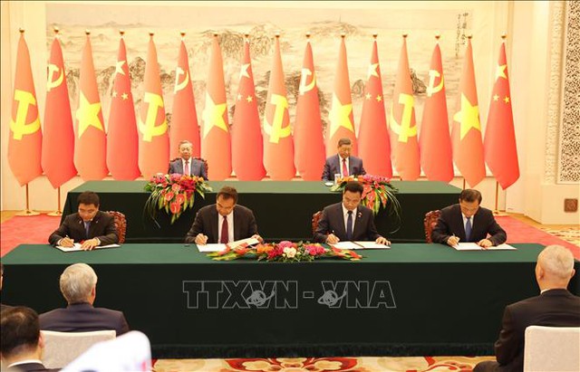 Viet Nam, China sign 14 cooperation documents- Ảnh 1.