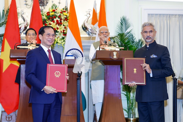 Viet Nam, India sign nine cooperation documents- Ảnh 1.