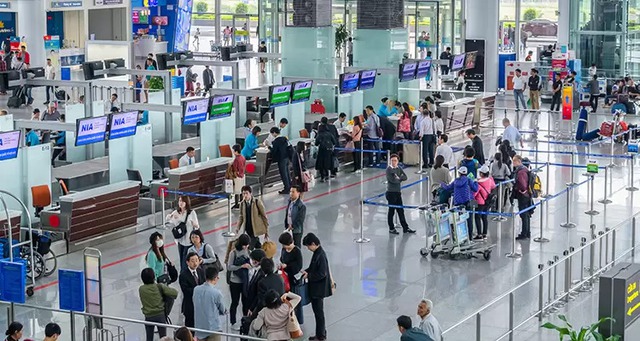 Int’l passengers soar by over 32% in eight months  - Ảnh 1.