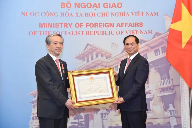 Viet Nam awards Friendship Order to Chinese Ambassador- Ảnh 1.