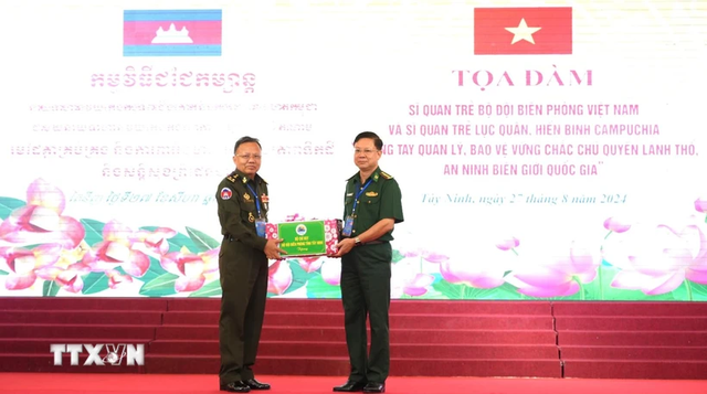 Vietnamese, Cambodian officers work together on building peaceful border- Ảnh 1.