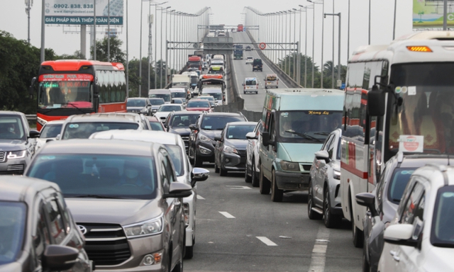 Gov't halves registration fees for domestic cars to boost sales- Ảnh 1.