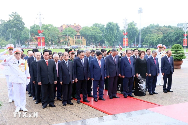 Leaders pay tribute to President Ho Chi Minh on 79th National Day- Ảnh 1.