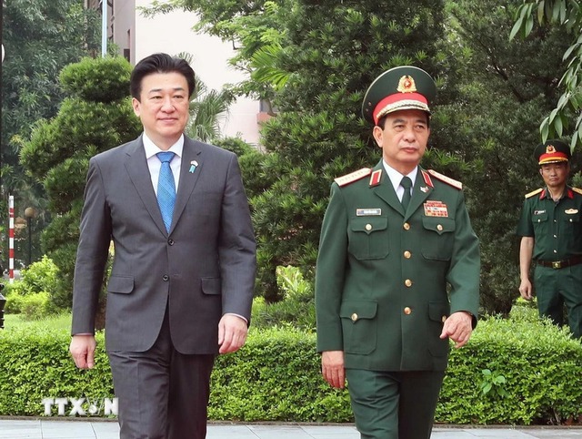 Vietnamese, Japanese defense ministers hold talks- Ảnh 1.