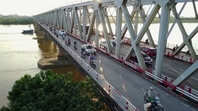 Ha Noi bans certain types of vehicles on Chuong Duong bridge- Ảnh 1.