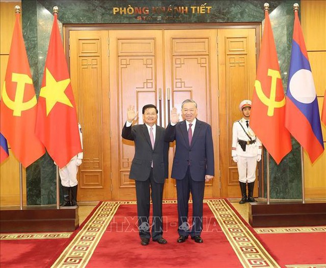 Top Vietnamese, Lao leaders hold talks in Ha Noi- Ảnh 1.