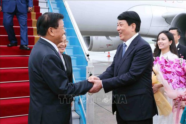 Top Lao leader starts State visit to Viet Nam - Ảnh 1.