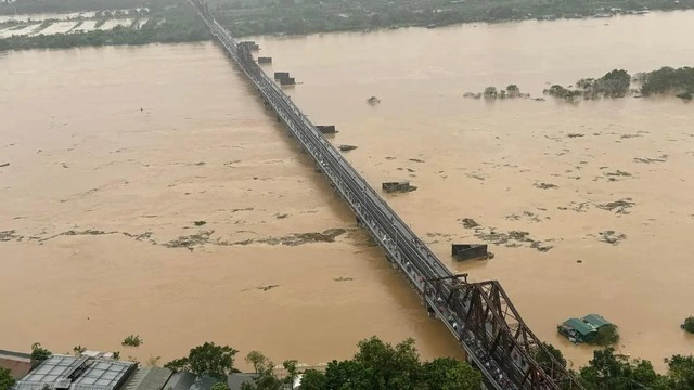 Red River's rising water level poses flooding risk- Ảnh 1.