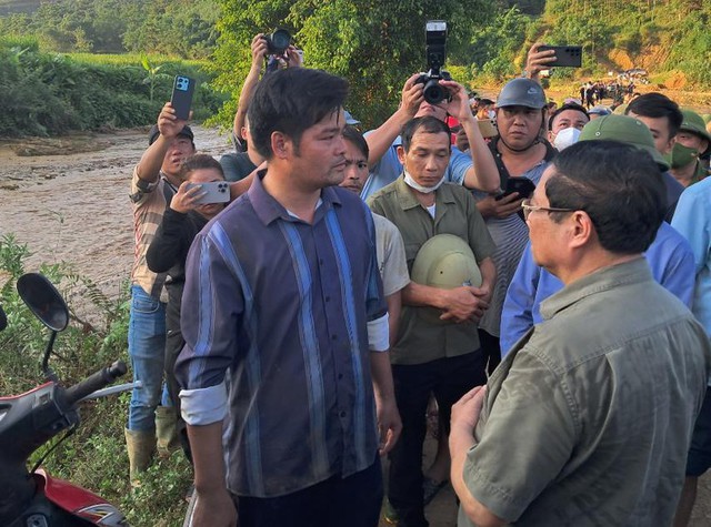 PM inspects search and rescue operation for landslide victims in Lao Cai- Ảnh 2.