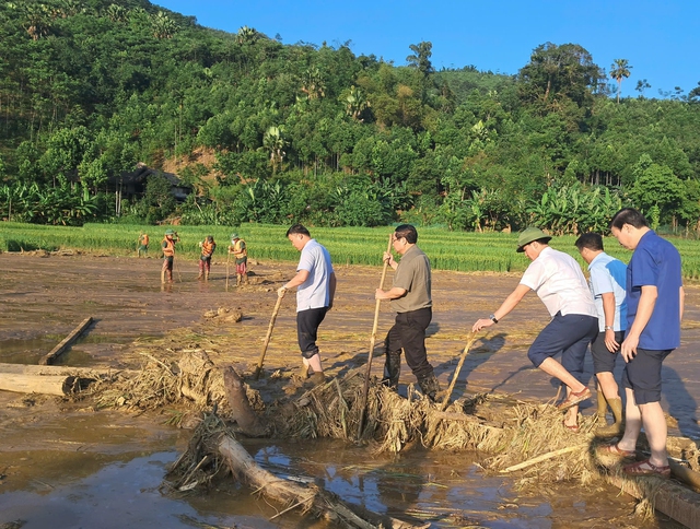 PM inspects search and rescue operation for landslide victims in Lao Cai- Ảnh 1.