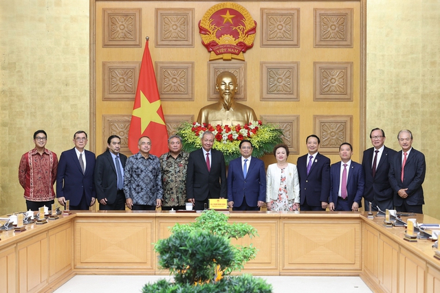 Prime Minister hosts delegation of ASEAN BAC chairmen - Ảnh 1.