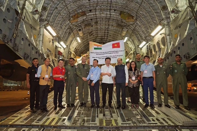 India delivers 35 tons of humanitarian relief supplies to Viet Nam's Yagi victims- Ảnh 1.