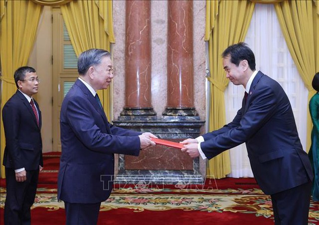 Top leader welcomes newly-accredited Chinese Ambassador - Ảnh 1.