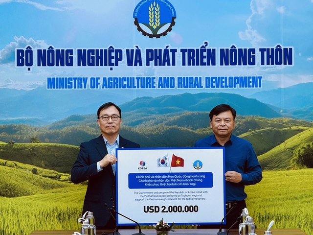 South Korea hands over US$2 million in aid to help Viet Nam overcome Yagi consequences- Ảnh 1.