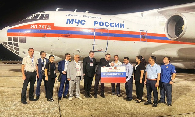 Russia hands over 35 tons of humanitarian aid to Viet Nam following Typhoon Yagi - Ảnh 1.