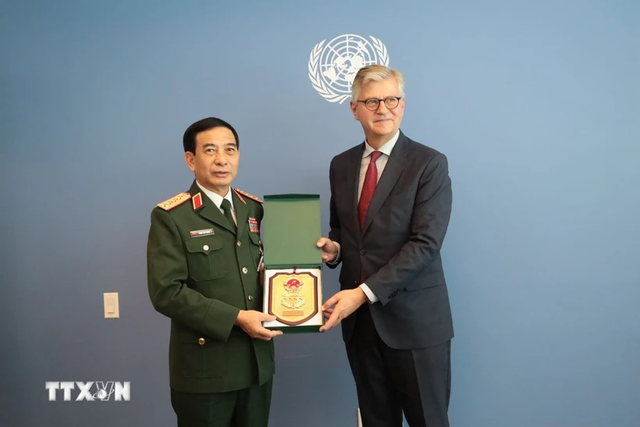 Defence Minister meets with UN Under-Secretary-General for Peace Operations- Ảnh 1.