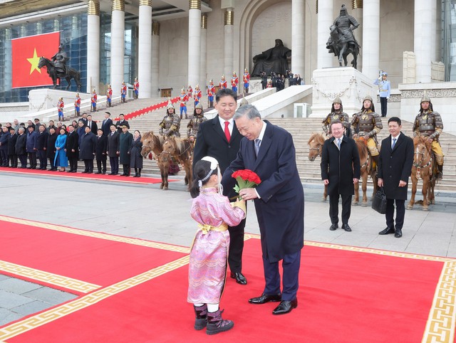 Photos: Mongolian President hosts official welcome ceremony for Vietnamese General Secretary- Ảnh 1.